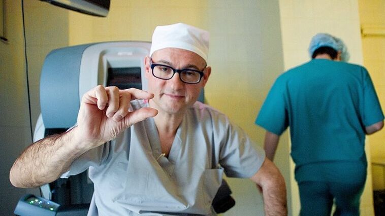 doktor küçük bir penisin pompayla nasıl büyütüleceğini gösteriyor